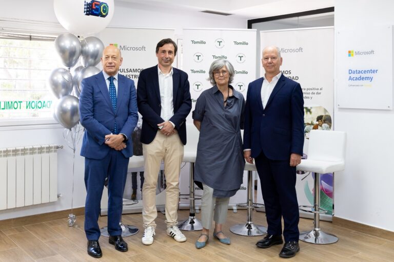 De izquierda a derecha: Manuel Pérez Gómez, viceconsejero de Digitalización de la Comunidad de Madrid; Paco Salcedo, presidente de Microsoft España; Carmen García de Andrés, presidenta de Fundación Tomillo; Ignacio Clopés, director de Construcción de Ferrovial.
