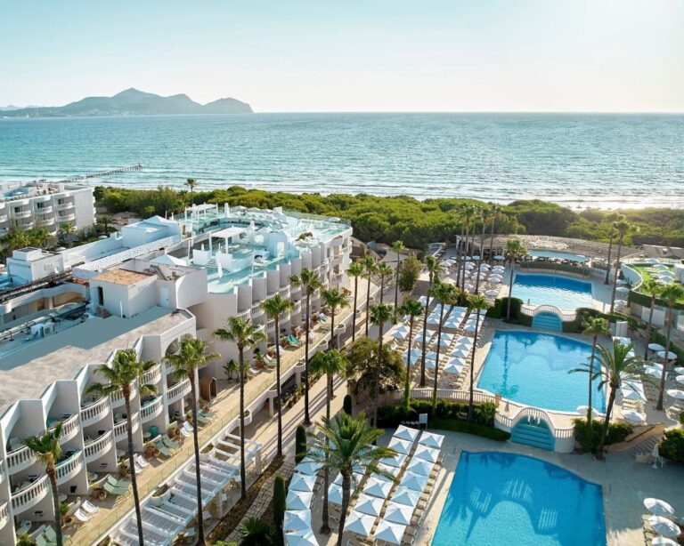 Resort en primera línea de playa con piscinas y palmeras